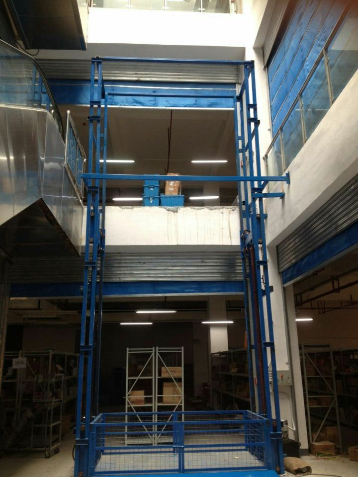 仓库货梯图片
