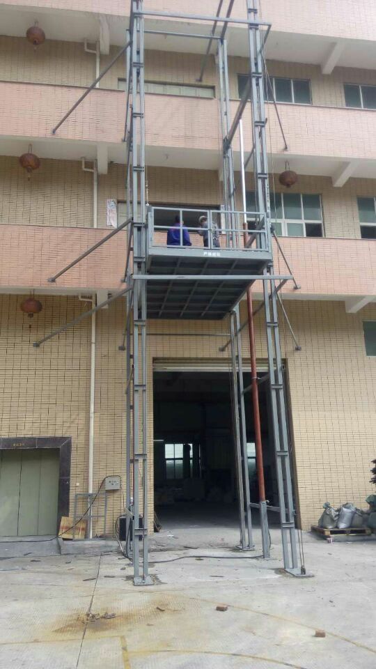 室外车间液压货梯安装图 晋江车间室外液压货梯图片