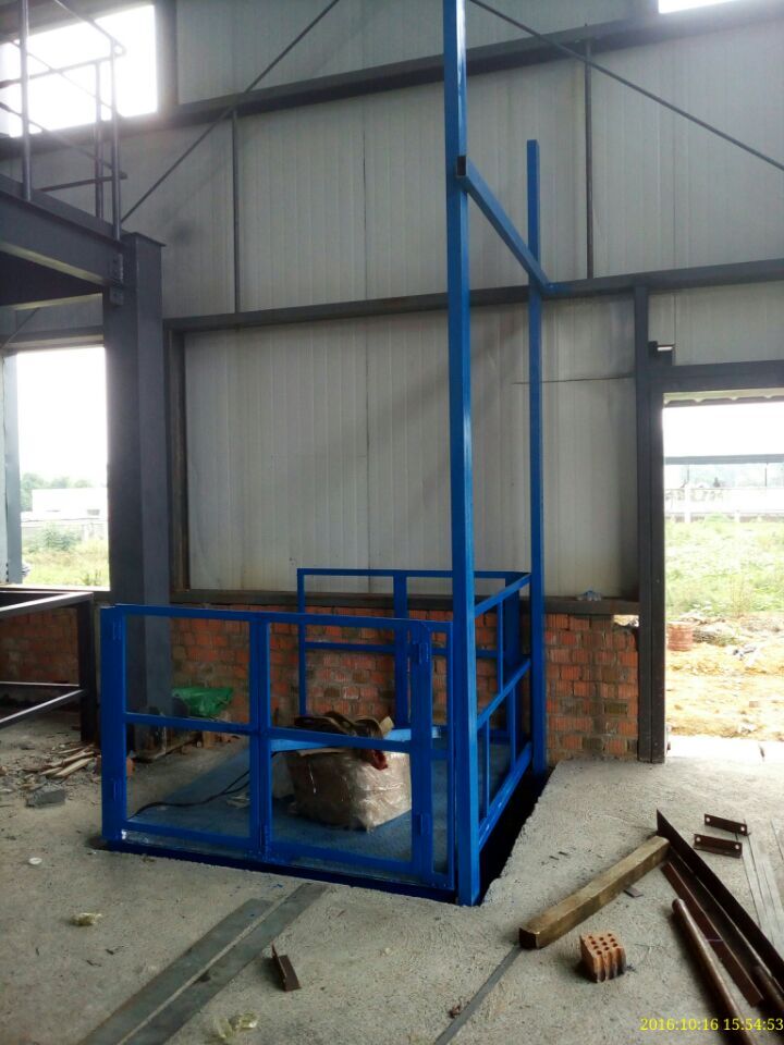 仓库货梯安装实图 仓库货梯安装实图