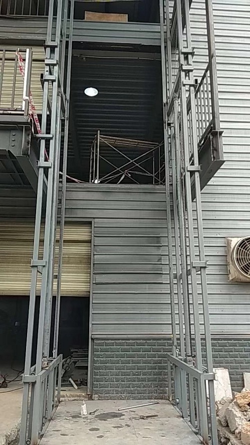 室外液压货梯图片 室外导轨式货梯图片