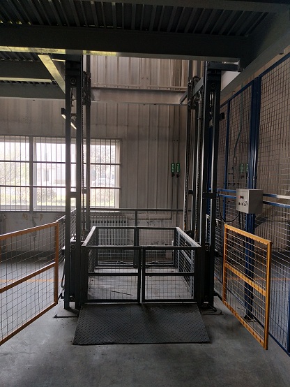 室内导轨式液压升降货梯图片 室内导轨式液压货梯图片