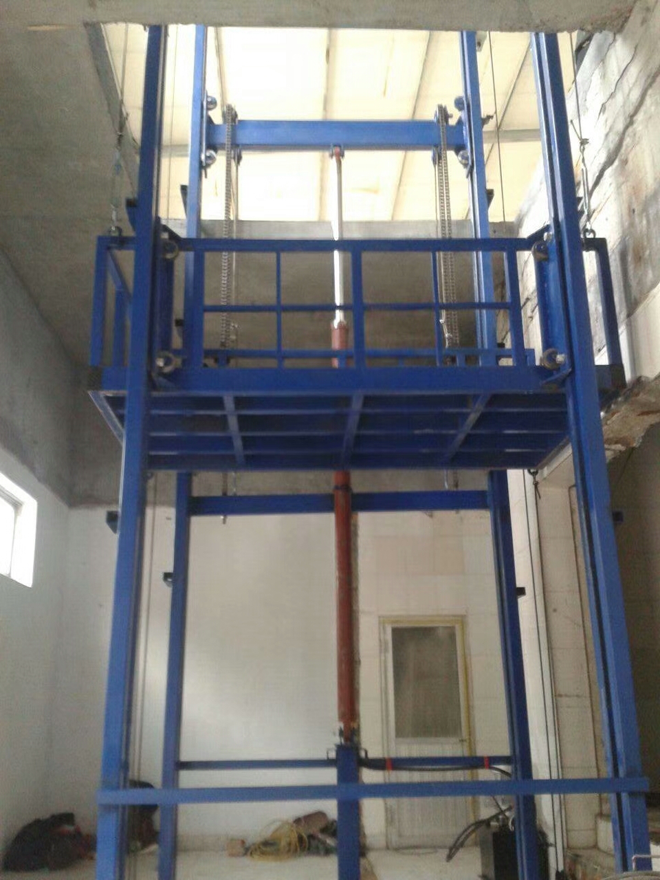 单杠电动货梯图片 电动货梯实图