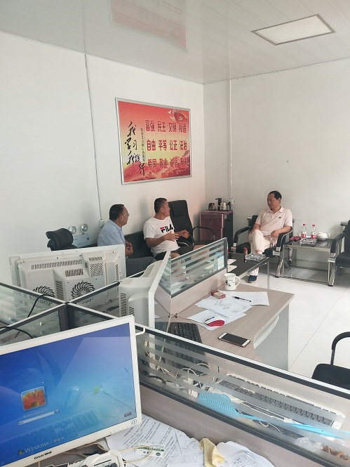 客户来厂参观 客户来专业货梯厂家参观订购