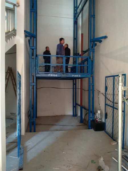 导轨式升降机检验现场图 导轨式升降机上升图