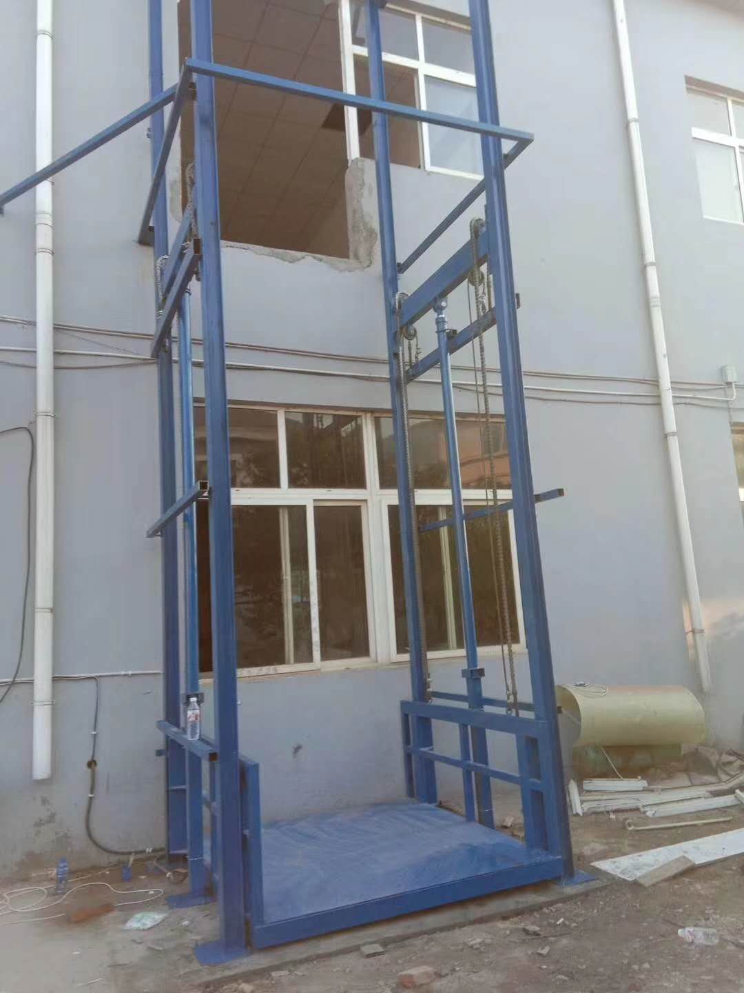 室外2层货梯侧面 仓库室外2层货梯