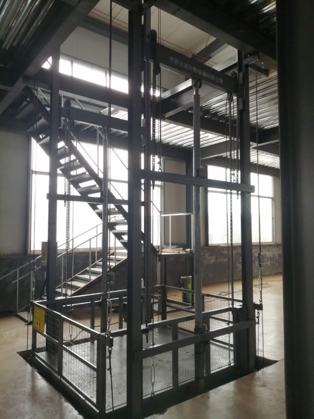 电动升降货梯安装完图片 车间内电动升降货梯