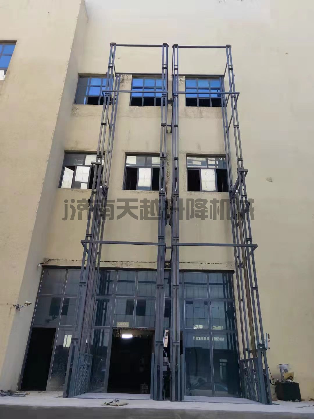室外4层升降机图片