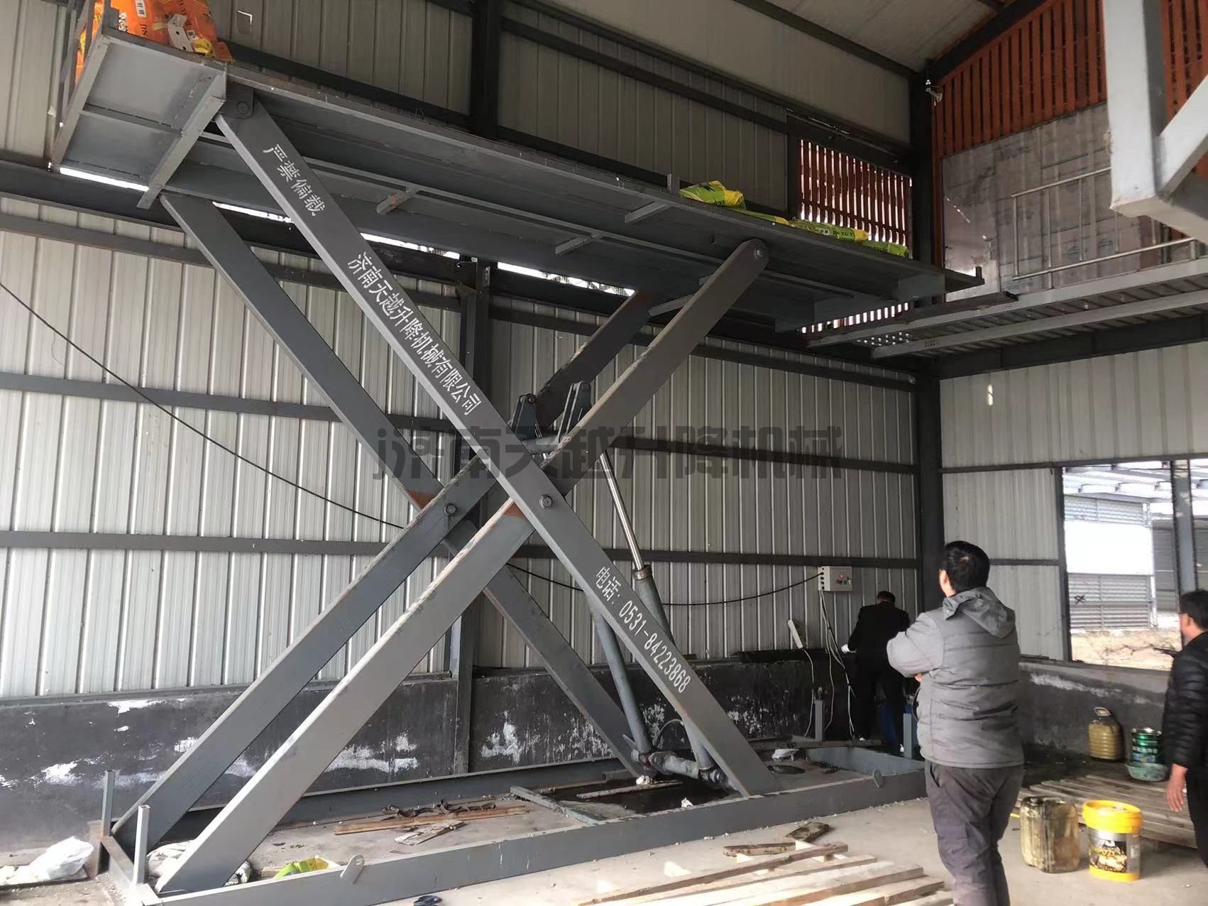 剪叉式升降货梯图片