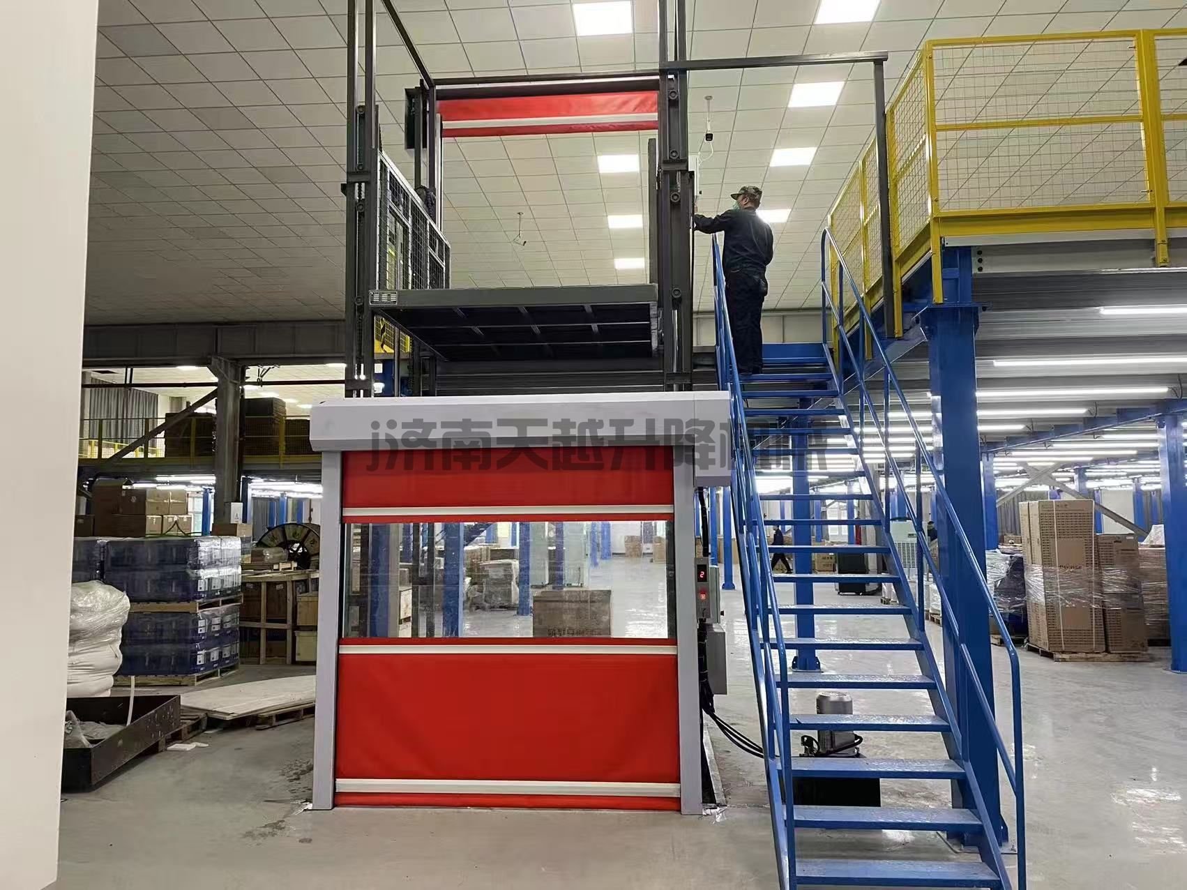 货物提升机配带快速卷帘门 货物提升机配带快速卷帘门