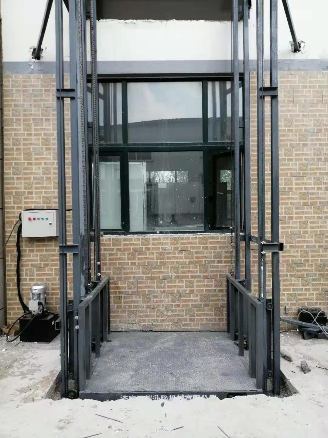 室外货梯图片 3层室外货梯
